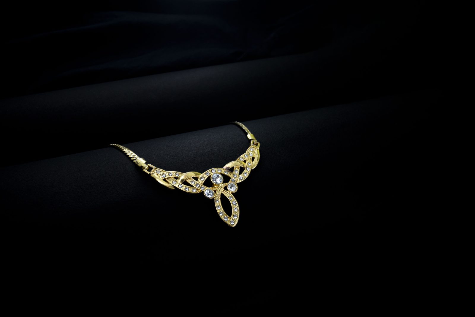 Gold necklace with diamonds — understanding gold value